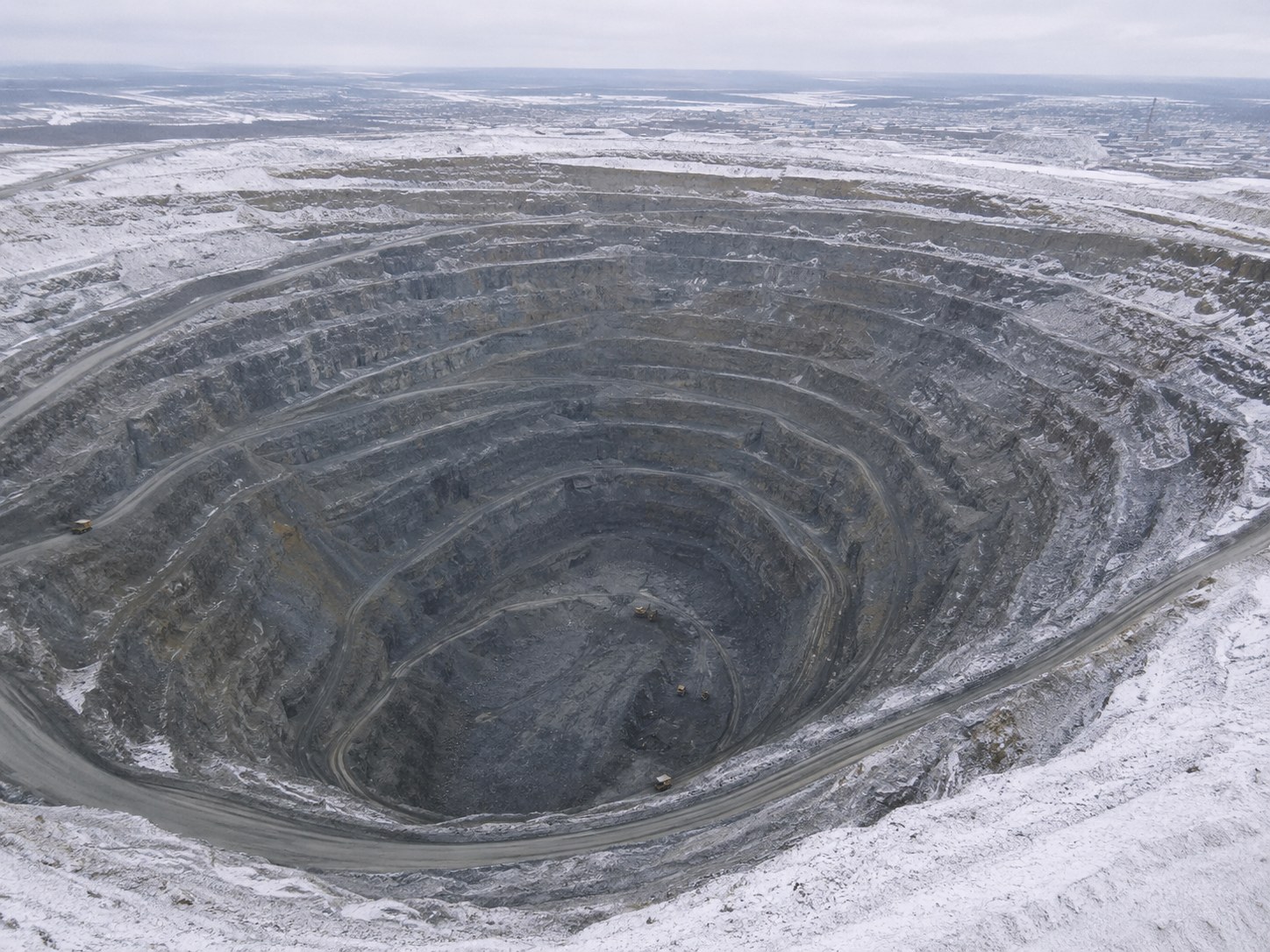 Алмазный карьер «АЛРОСА» — спиральные террасы коренного месторождения